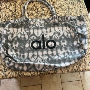 ALO gray and white rye dye print tote
